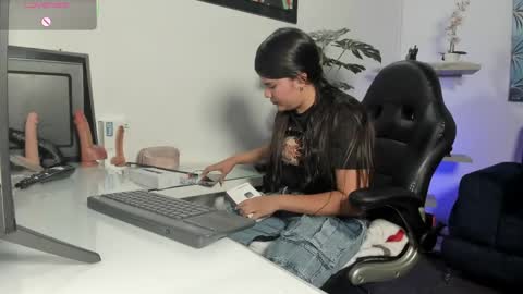 Snapshot of antonelamiss chatting on April 2026 07:36:01 PM online show from April 2026 07:36:01 PM