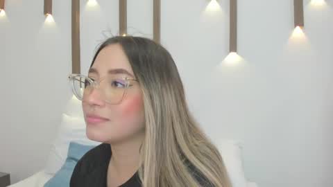 A N T O N E L L A  online show from February 2025 06:06:01 PM