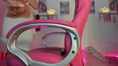 Snapshot of antonellakling_ chatting on February 2025 01:01:01 PM ANTONELLA online show from February 2025 01:01:01 PM
