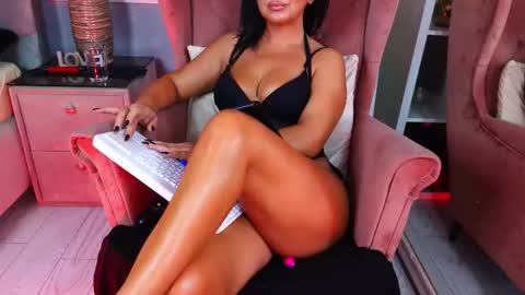 Snapshot of aqueenmonica chatting on September 2025 10:41:01 AM AQueenMonica online show from September 2025 10:41:01 AM