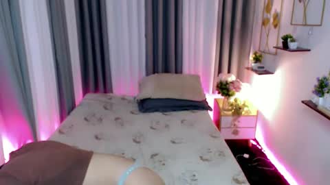 Snapshot of ariahooper chatting on January 2026 08:18:01 AM Christine JorgensenChristmas wish breasts implants online show from January 2026 08:18:01 AM