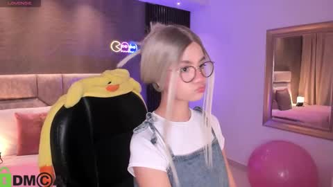 Snapshot of arinextdoor chatting on October 2025 11:46:02 PM Ari online show from October 2025 11:46:02 PM