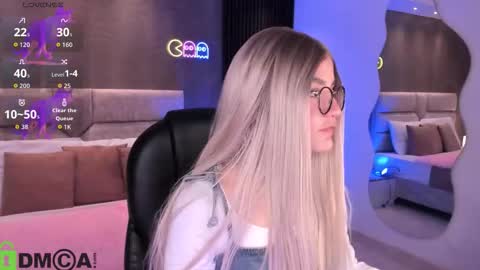 Snapshot of arinextdoor chatting on October 2025 11:49:02 PM Ari online show from October 2025 11:49:02 PM