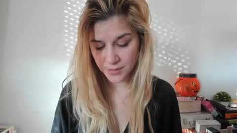 Snapshot of artsyandcraftsy_ chatting on February 2025 01:41:02 PM MIA online show from February 2025 01:41:02 PM