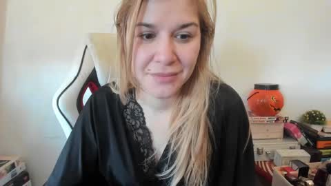 Snapshot of artsyandcraftsy_ chatting on February 2025 10:58:02 AM MIA online show from February 2025 10:58:02 AM