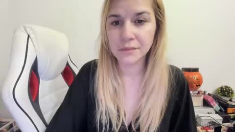 Snapshot of artsyandcraftsy_ chatting on February 2025 07:00:01 PM MIA online show from February 2025 07:00:01 PM