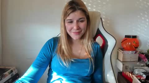 Snapshot of artsyandcraftsy_ chatting on February 2025 02:10:01 PM MIA online show from February 2025 02:10:01 PM
