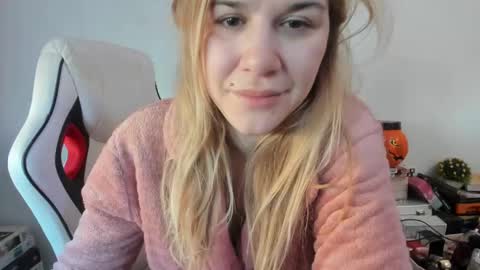 Snapshot of artsyandcraftsy_ chatting on February 2025 07:39:02 AM MIA online show from February 2025 07:39:02 AM