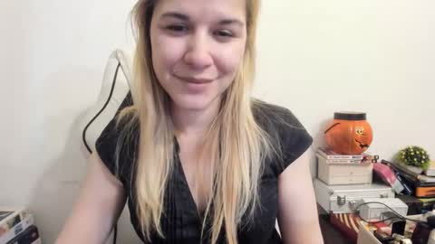 Snapshot of artsyandcraftsy_ chatting on February 2025 06:04:01 PM MIA online show from February 2025 06:04:01 PM