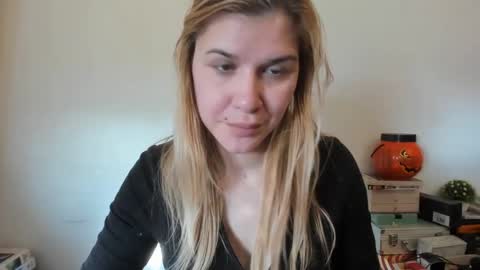 Snapshot of artsyandcraftsy_ chatting on February 2025 01:11:02 PM MIA online show from February 2025 01:11:02 PM
