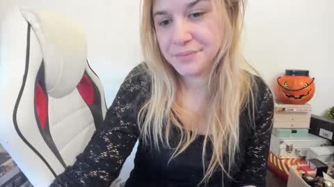 Snapshot of artsyandcraftsy_ chatting on February 2025 12:27:01 PM MIA online show from February 2025 12:27:01 PM