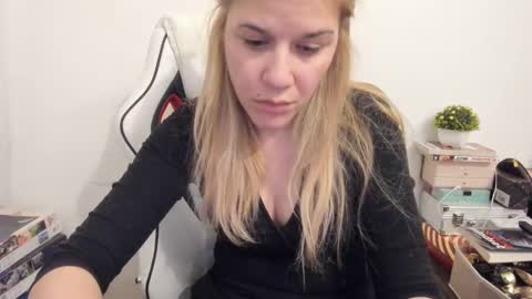 Snapshot of artsyandcraftsy_ chatting on February 2025 09:01:01 PM MIA online show from February 2025 09:01:01 PM