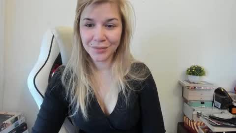 Snapshot of artsyandcraftsy_ chatting on February 2025 10:02:01 AM MIA online show from February 2025 10:02:01 AM