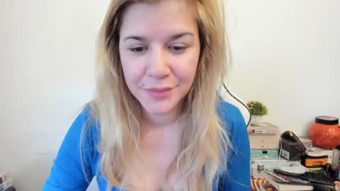 Snapshot of artsyandcraftsy_ chatting on February 2025 10:17:02 AM MIA online show from February 2025 10:17:02 AM