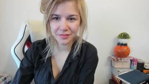 Snapshot of artsyandcraftsy_ chatting on February 2025 09:15:01 AM MIA online show from February 2025 09:15:01 AM