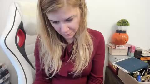 Snapshot of artsyandcraftsy_ chatting on February 2025 01:32:01 PM MIA online show from February 2025 01:32:01 PM