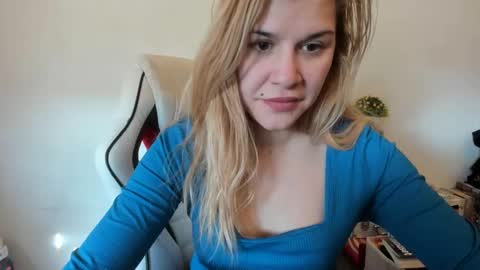 Snapshot of artsyandcraftsy_ chatting on February 2025 12:44:02 PM MIA online show from February 2025 12:44:02 PM
