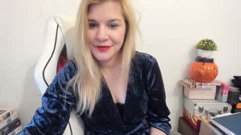 Snapshot of artsyandcraftsy_ chatting on February 2025 04:16:02 PM MIA online show from February 2025 04:16:02 PM
