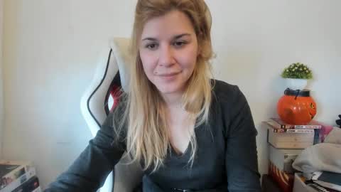 Snapshot of artsyandcraftsy_ chatting on February 2025 01:17:02 PM MIA online show from February 2025 01:17:02 PM
