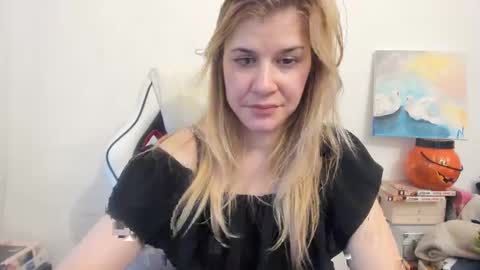 Snapshot of artsyandcraftsy_ chatting on February 2025 02:36:01 PM MIA online show from February 2025 02:36:01 PM