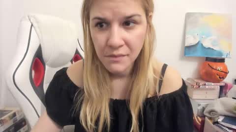 Snapshot of artsyandcraftsy_ chatting on February 2025 06:11:01 PM MIA online show from February 2025 06:11:01 PM
