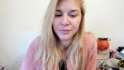 Snapshot of artsyandcraftsy_ chatting on February 2025 12:23:02 PM MIA online show from February 2025 12:23:02 PM
