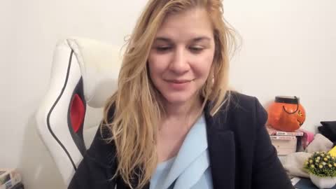 Snapshot of artsyandcraftsy_ chatting on March 2025 12:17:02 AM MIA online show from March 2025 12:17:02 AM