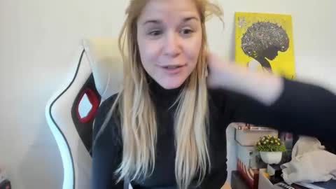 Snapshot of artsyandcraftsy_ chatting on March 2025 03:59:01 PM MIA online show from March 2025 03:59:01 PM