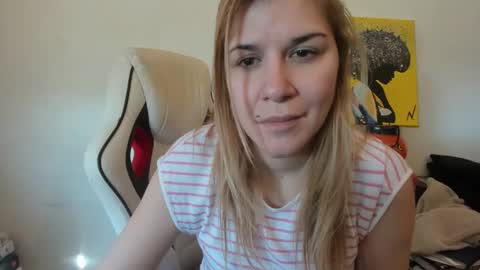 Snapshot of artsyandcraftsy_ chatting on March 2025 12:48:01 PM MIA online show from March 2025 12:48:01 PM
