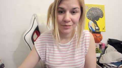 Snapshot of artsyandcraftsy_ chatting on March 2025 06:22:02 PM MIA online show from March 2025 06:22:02 PM