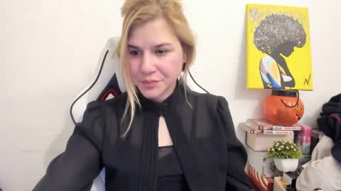 Snapshot of artsyandcraftsy_ chatting on March 2025 10:05:02 PM MIA online show from March 2025 10:05:02 PM