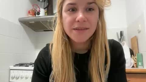 Snapshot of artsyandcraftsy_ chatting on September 2025 12:49:02 PM MIA online show from September 2025 12:49:02 PM
