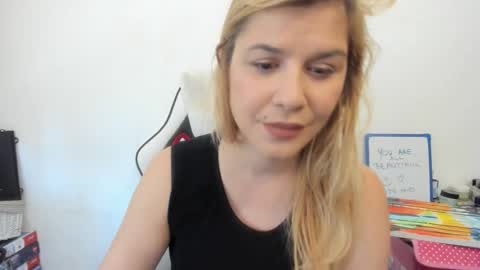 Snapshot of artsyandcraftsy_ chatting on September 2025 12:27:02 PM MIA online show from September 2025 12:27:02 PM