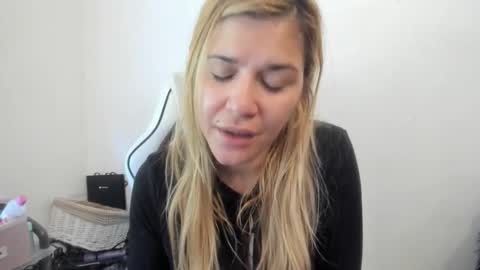Snapshot of artsyandcraftsy_ chatting on September 2025 11:11:02 AM MIA online show from September 2025 11:11:02 AM