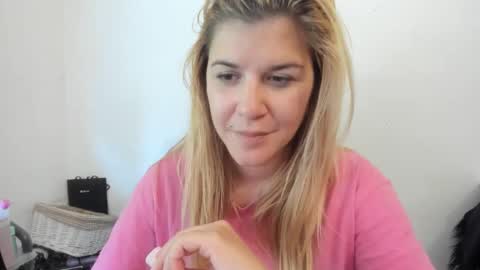 Snapshot of artsyandcraftsy_ chatting on September 2025 11:23:02 AM MIA online show from September 2025 11:23:02 AM
