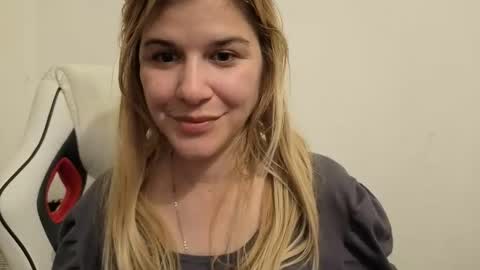 Snapshot of artsyandcraftsy_ chatting on September 2025 10:24:01 PM MIA online show from September 2025 10:24:01 PM
