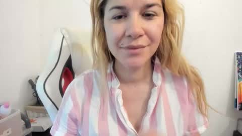 Snapshot of artsyandcraftsy_ chatting on September 2025 09:58:02 AM MIA online show from September 2025 09:58:02 AM
