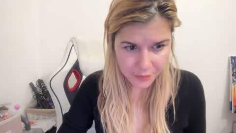 Snapshot of artsyandcraftsy_ chatting on September 2025 10:59:02 PM MIA online show from September 2025 10:59:02 PM