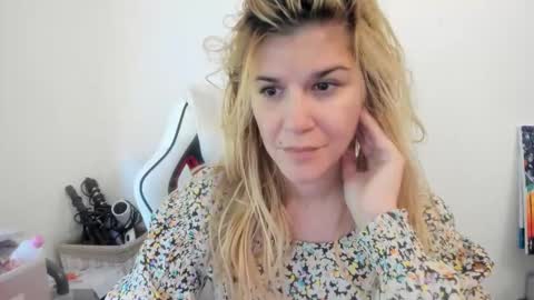 Snapshot of artsyandcraftsy_ chatting on October 2025 11:05:02 AM MIA online show from October 2025 11:05:02 AM