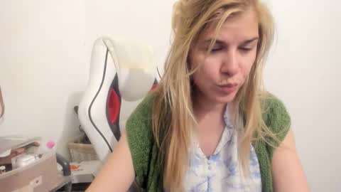 Snapshot of artsyandcraftsy_ chatting on October 2025 08:50:01 PM MIA online show from October 2025 08:50:01 PM