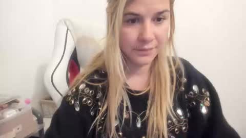 Snapshot of artsyandcraftsy_ chatting on October 2025 09:45:01 PM MIA online show from October 2025 09:45:01 PM