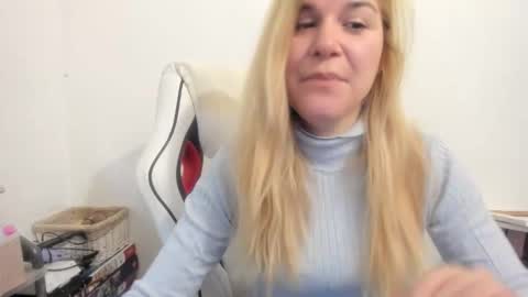 Snapshot of artsyandcraftsy_ chatting on October 2025 06:01:02 AM MIA online show from October 2025 06:01:02 AM