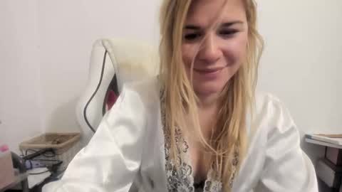 Snapshot of artsyandcraftsy_ chatting on October 2025 05:40:01 AM MIA online show from October 2025 05:40:01 AM