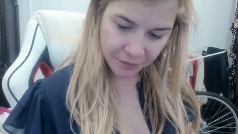 Snapshot of artsyandcraftsy_ chatting on October 2025 08:47:01 AM MIA online show from October 2025 08:47:01 AM