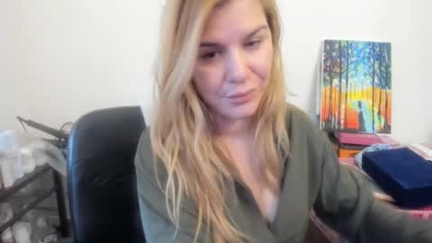 Snapshot of artsyandcraftsy_ chatting on February 2026 08:40:01 AM MIA online show from February 2026 08:40:01 AM