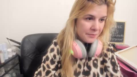 Snapshot of artsyandcraftsy_ chatting on February 2026 10:03:02 PM MIA online show from February 2026 10:03:02 PM