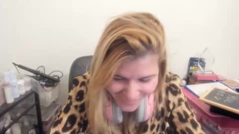 Snapshot of artsyandcraftsy_ chatting on February 2026 10:27:02 PM MIA online show from February 2026 10:27:02 PM