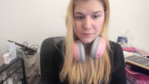 Snapshot of artsyandcraftsy_ chatting on February 2026 06:48:01 PM MIA online show from February 2026 06:48:01 PM