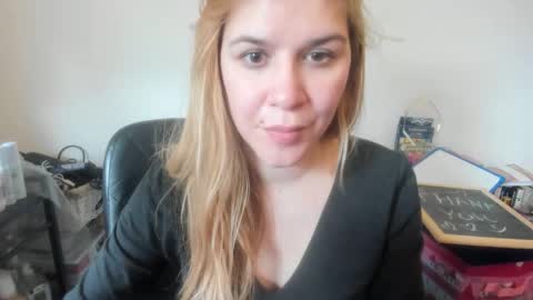 Snapshot of artsyandcraftsy_ chatting on February 2026 12:14:02 PM MIA online show from February 2026 12:14:02 PM