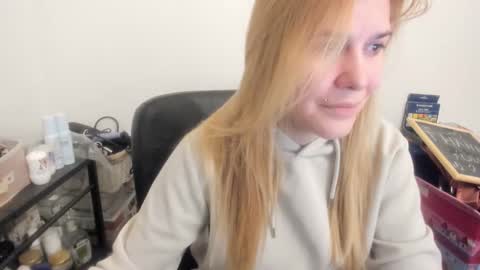 Snapshot of artsyandcraftsy_ chatting on February 2026 11:33:02 PM MIA online show from February 2026 11:33:02 PM